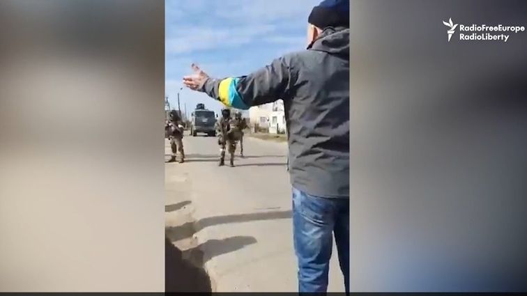 Video: To vy jste fašisté! Takto neohroženě „vítají“ Ukrajinci ruské okupanty